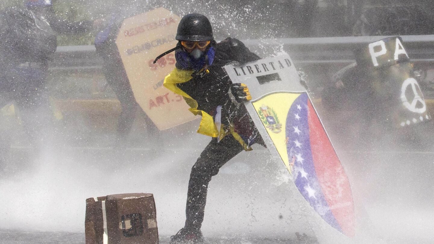Manifestantes se enfrentan a la Guardia Nacional Bolivariana
