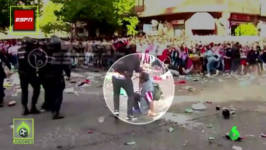 Frame 18.460952 de: El momento en que la Polic&iacute;a ayuda a un aficionado en plena batalla campal en el Calder&oacute;n