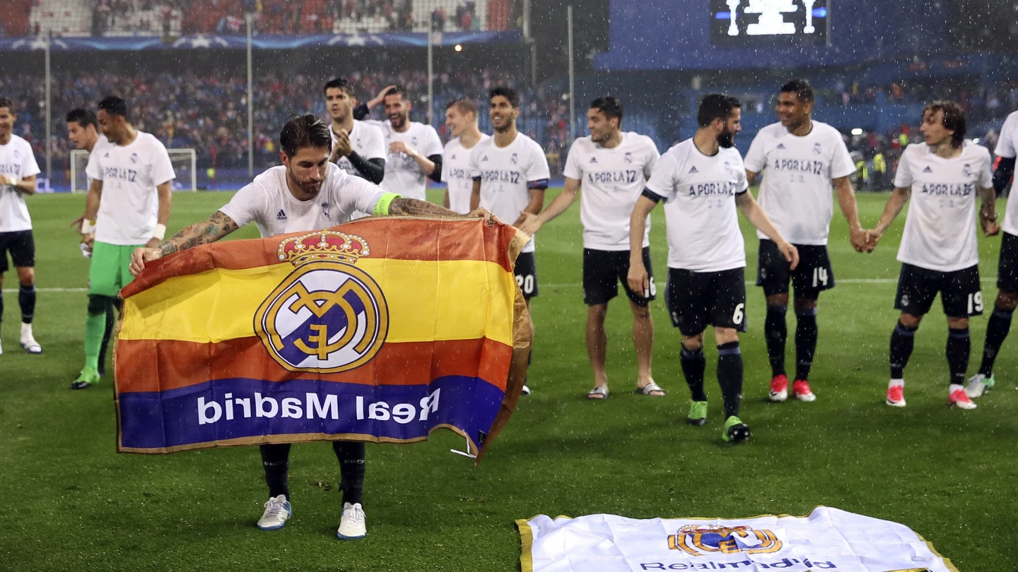 Sergio Ramos coloca la bandera del Real Madrid en el césped del Calderón Sergio Ramos coloca la bandera del Real Madrid en el césped del Calderón