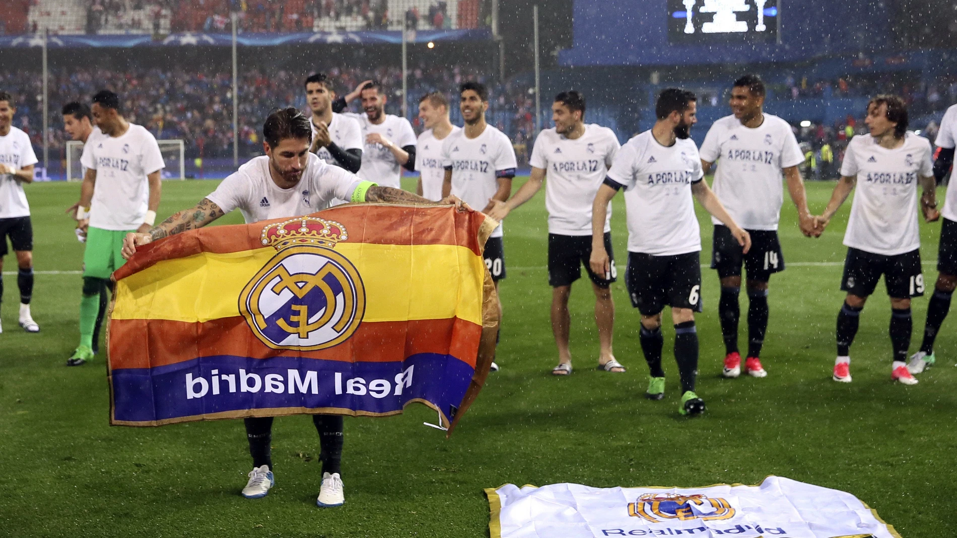 Sergio Ramos coloca la bandera del Real Madrid en el césped del Calderón