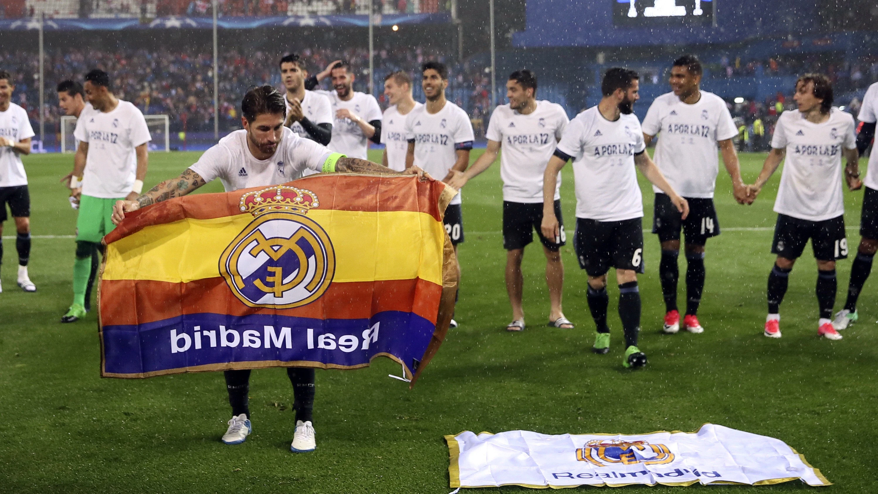 Sergio Ramos coloca la bandera del Real Madrid en el césped del Calderón