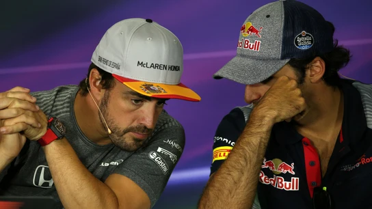Fernando Alonso y Carlos Sainz dialogan durante la rueda de prensa Fernando Alonso y Carlos Sainz dialogan durante la rueda de prensa