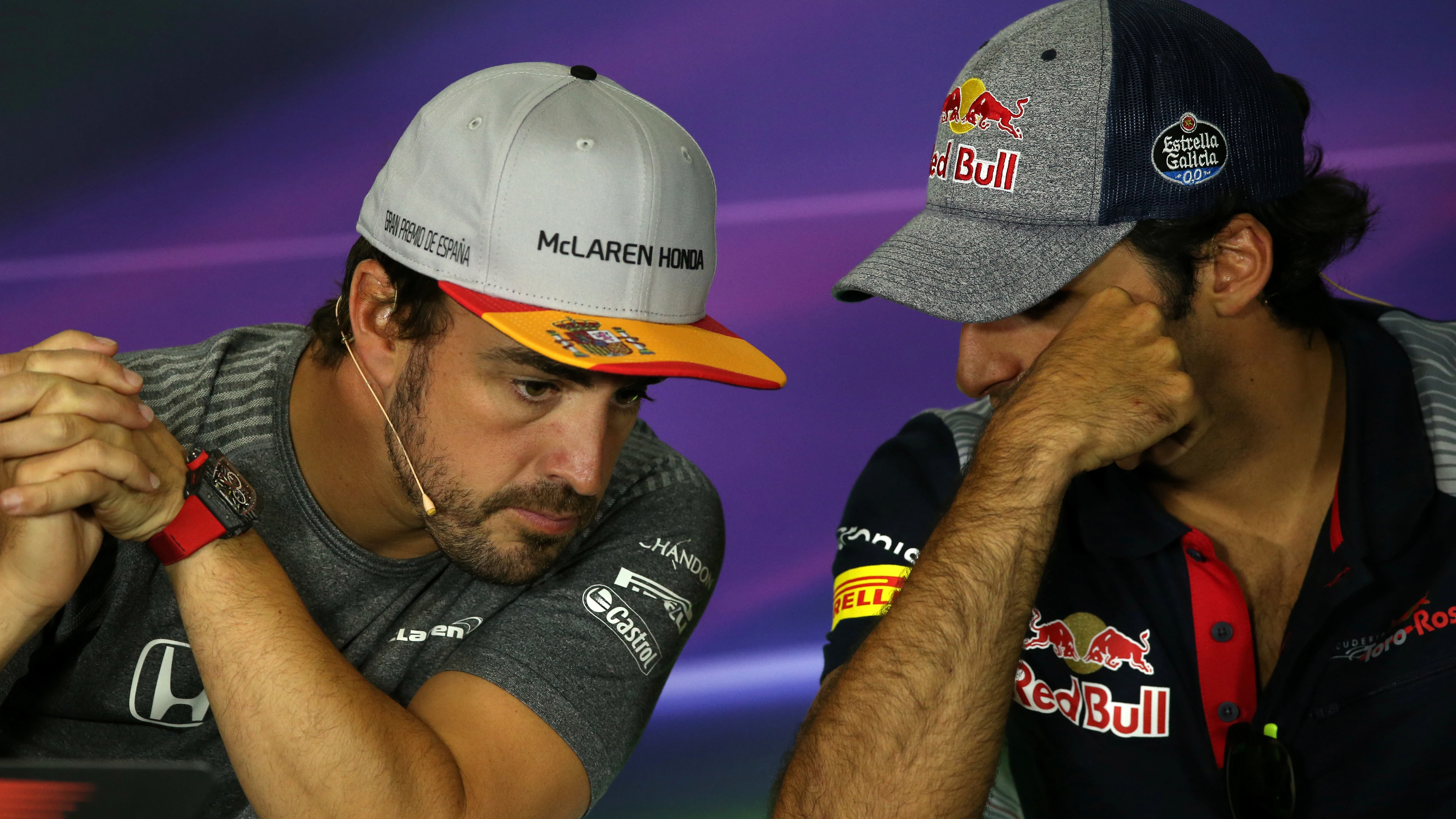Fernando Alonso y Carlos Sainz dialogan durante la rueda de prensa Fernando Alonso y Carlos Sainz dialogan durante la rueda de prensa