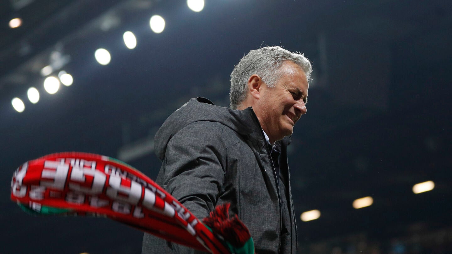 Jos&eacute; Mourinho, con la bandera del Manchester United en la mano, celebra el pase a la final de la Europa League