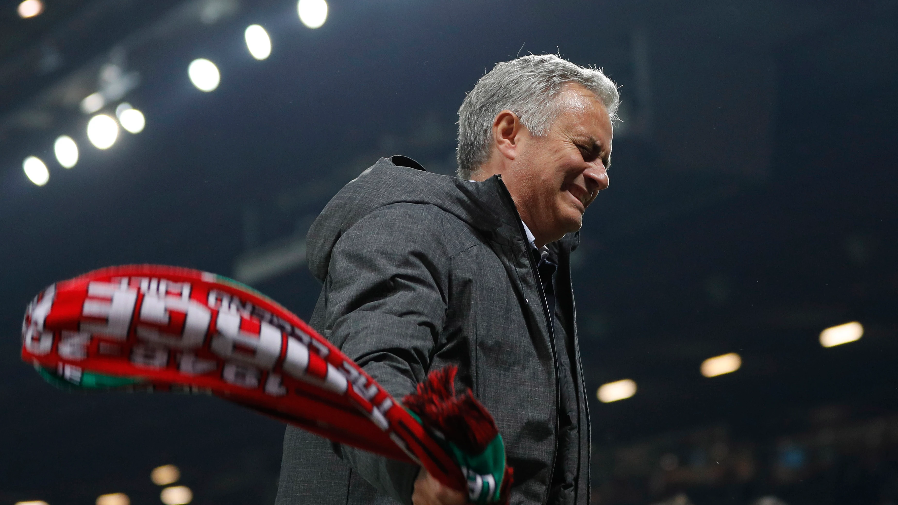 José Mourinho, con la bandera del Manchester United en la mano, celebra el pase a la final de la Europa League