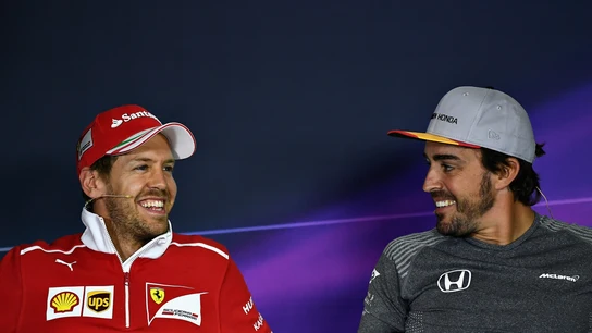 Sebastian Vettel y Fernando Alonso sonríen durante la rueda de prensa Sebastian Vettel y Fernando Alonso sonríen durante la rueda de prensa