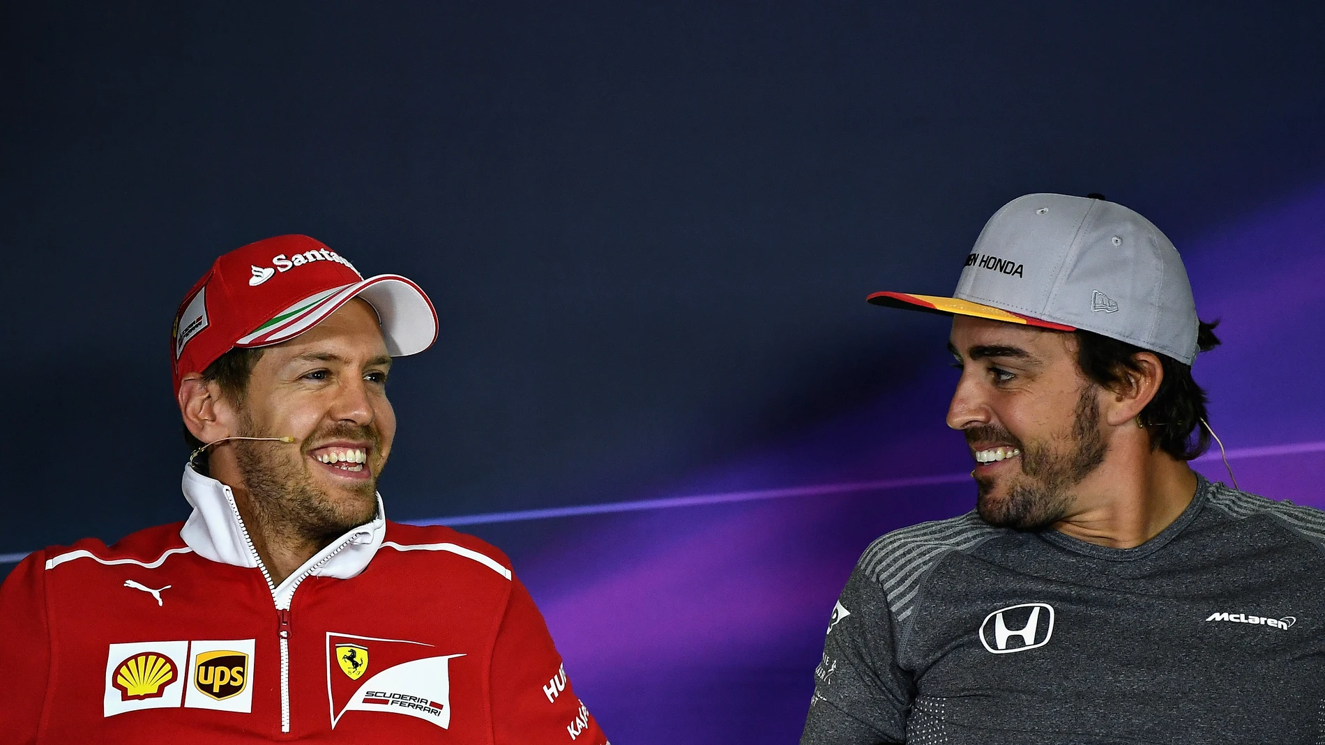Sebastian Vettel y Fernando Alonso sonríen durante la rueda de prensa