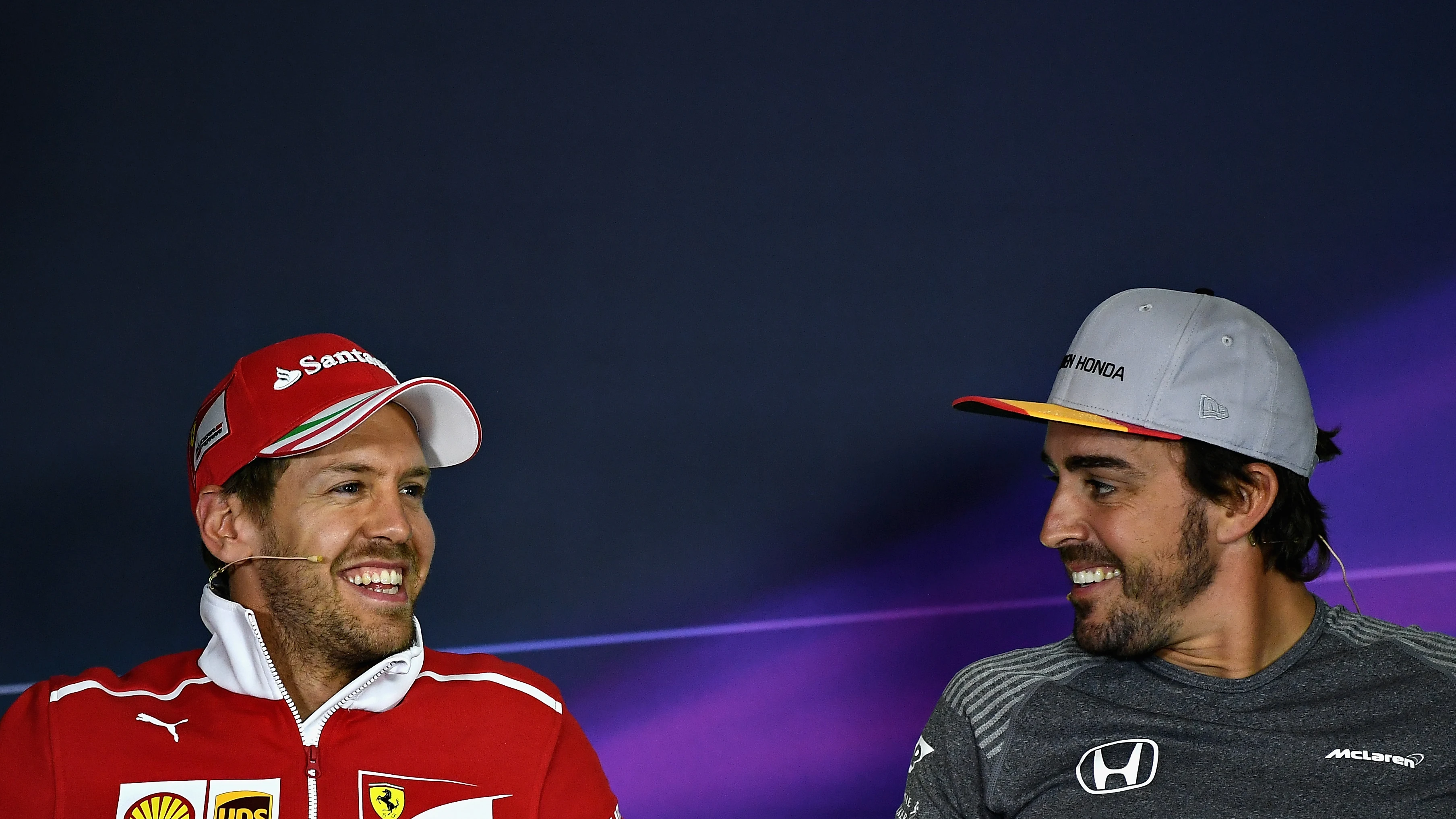 Sebastian Vettel y Fernando Alonso sonríen durante la rueda de prensa