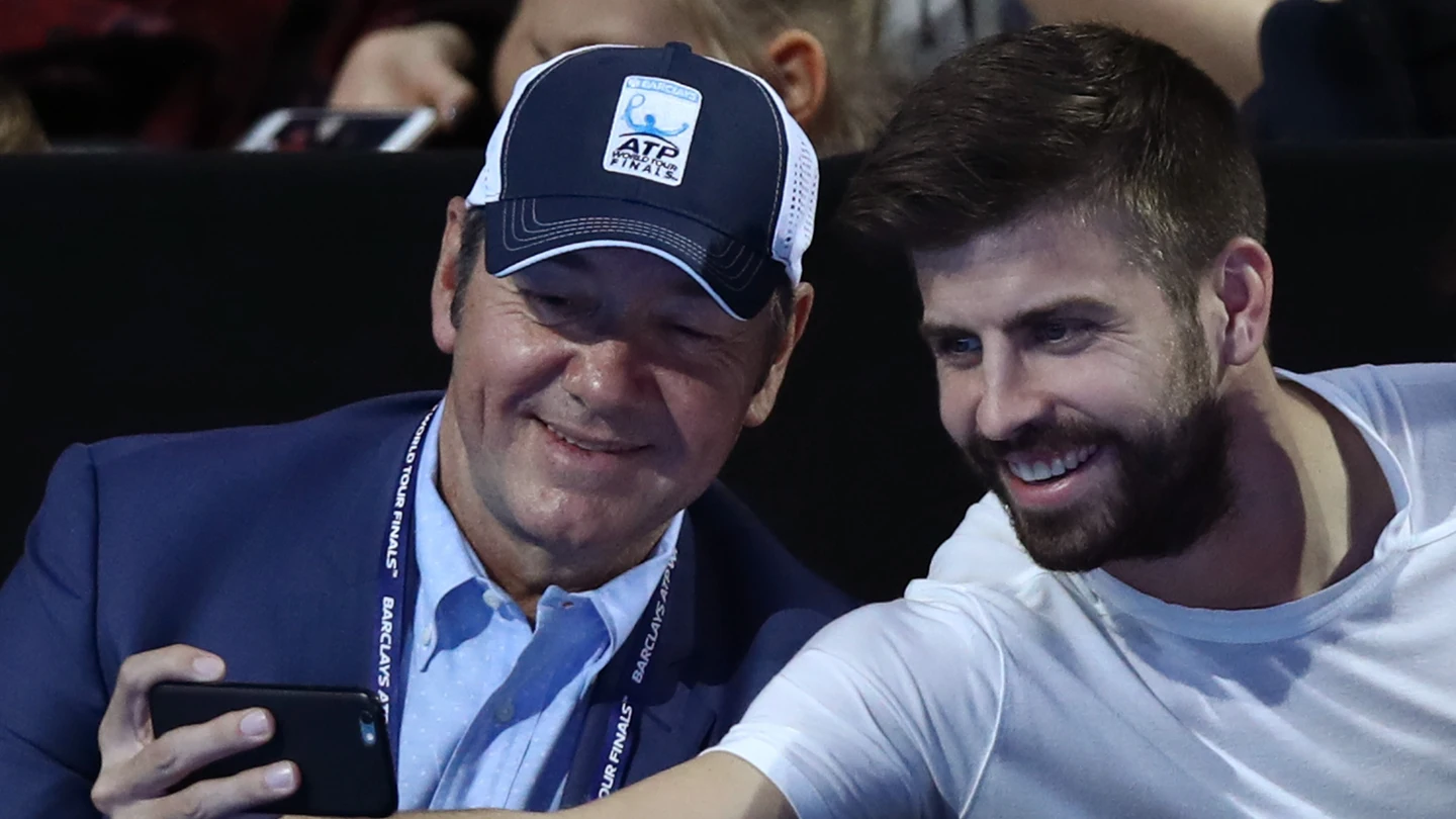 Gerard Piqué se hace un selfie con Kevin Spacey Gerard Piqué se hace un selfie con Kevin Spacey