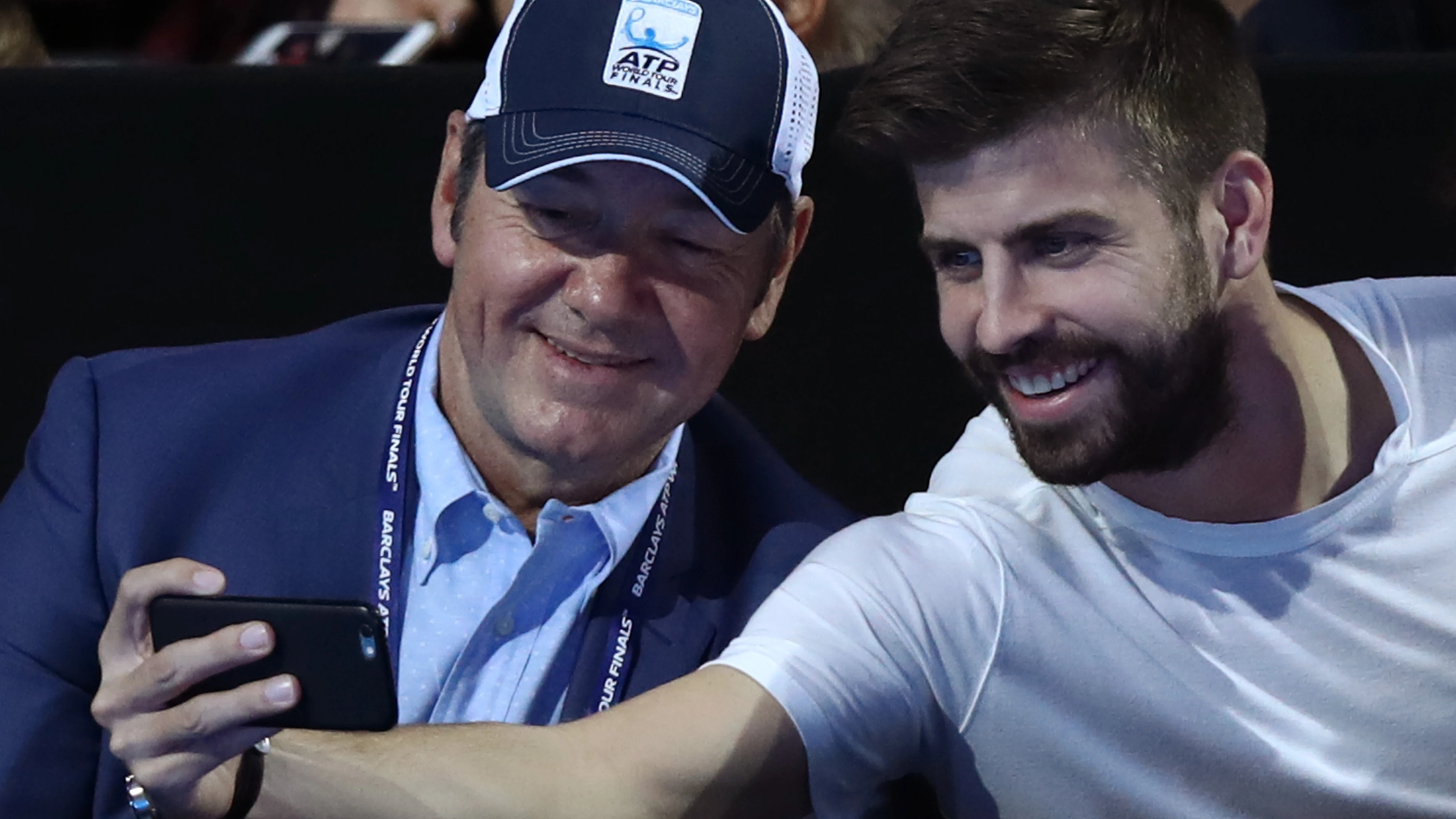 Gerard Piqué se hace un selfie con Kevin Spacey Gerard Piqué se hace un selfie con Kevin Spacey