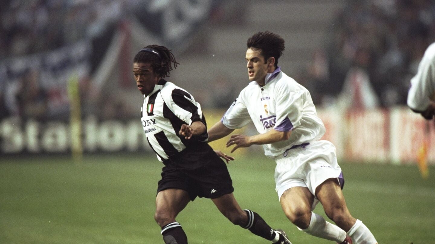 Davids controla el bal&oacute;n ante la presi&oacute;n de Fernando Morientes