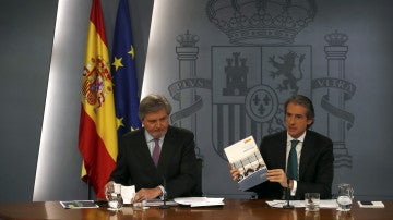 El portavoz del Gobierno, Íñigo Méndez de Vigo, y el ministro de Fomento, Iñigo de la Serna
