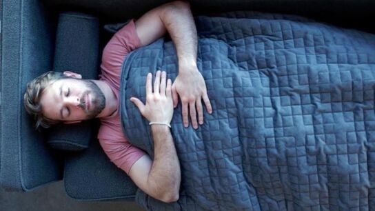 Un hombre tapado con la manta Gravity