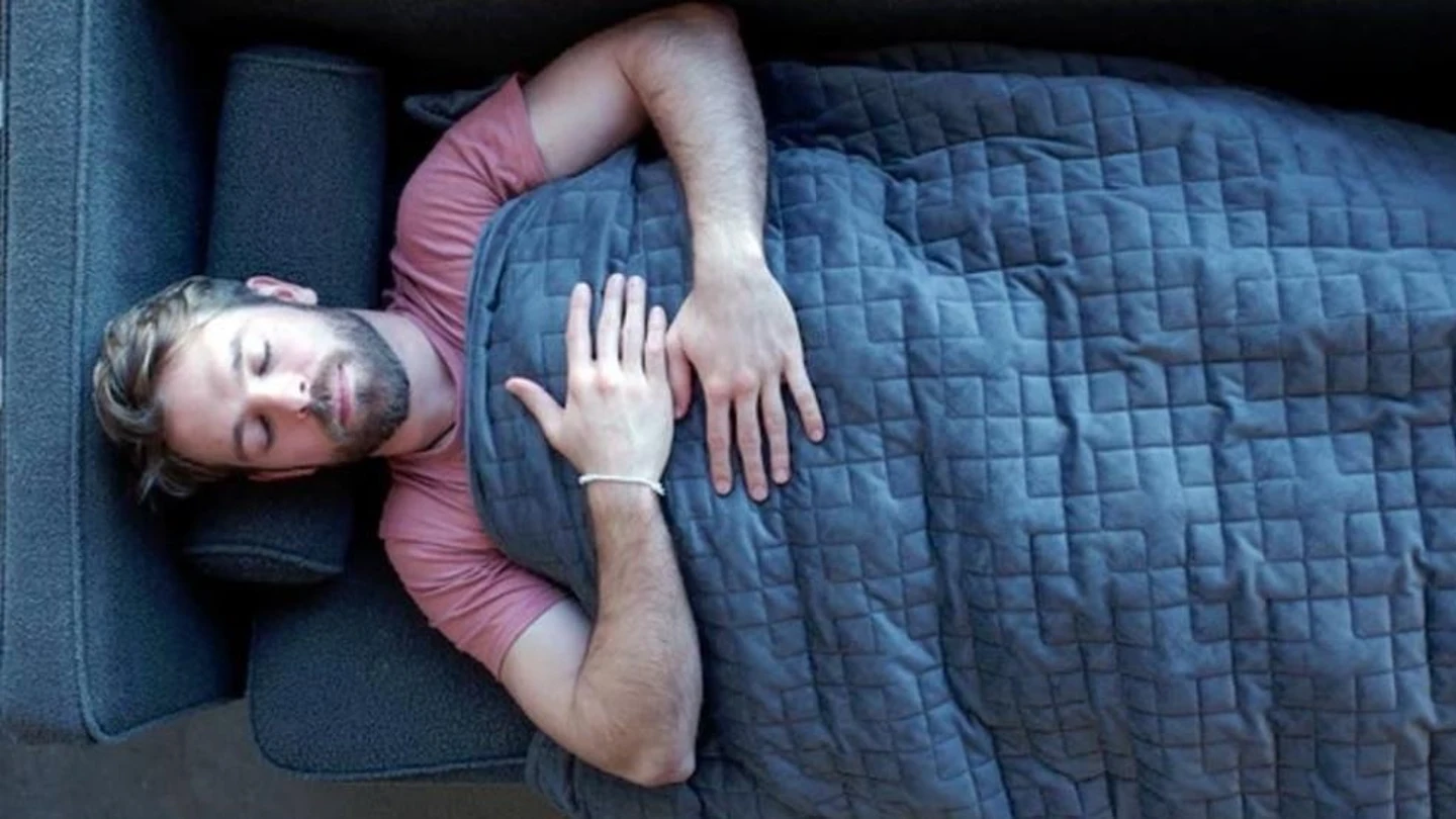 Un hombre tapado con la manta Gravity Un hombre tapado con la manta Gravity
