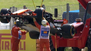 El McLaren-Honda de Alonso, chorreando aceite