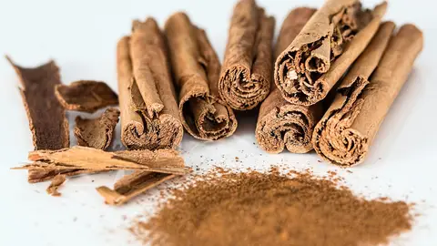 Canela La canela tiene propiedades anti-inflamatorias y antioxidantes
