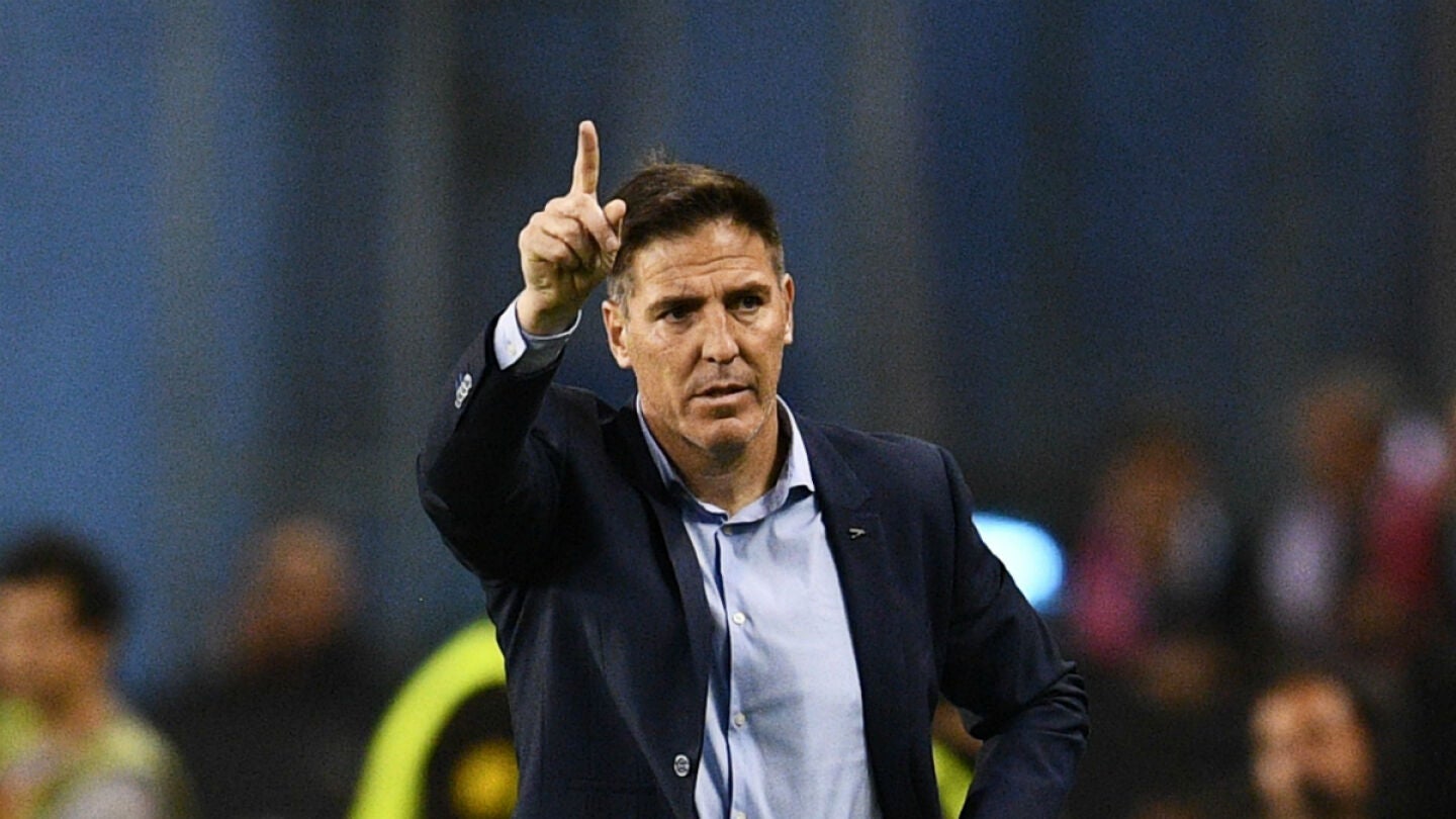 Berizzo da &oacute;rdenes en la banda