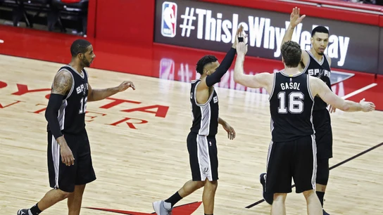 Los Spurs celebran una victoria Los Spurs celebran una victoria