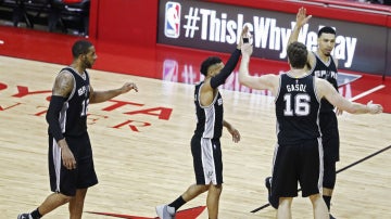 Los Spurs celebran una victoria