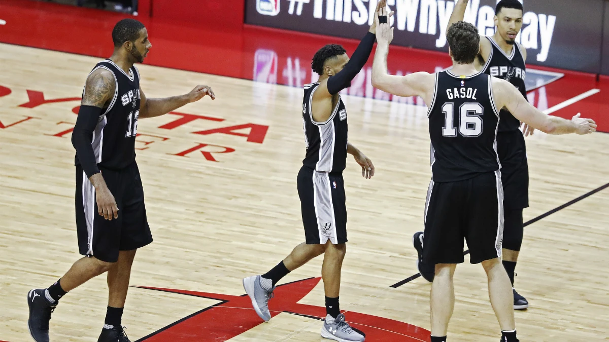 Los Spurs celebran una victoria Los Spurs celebran una victoria