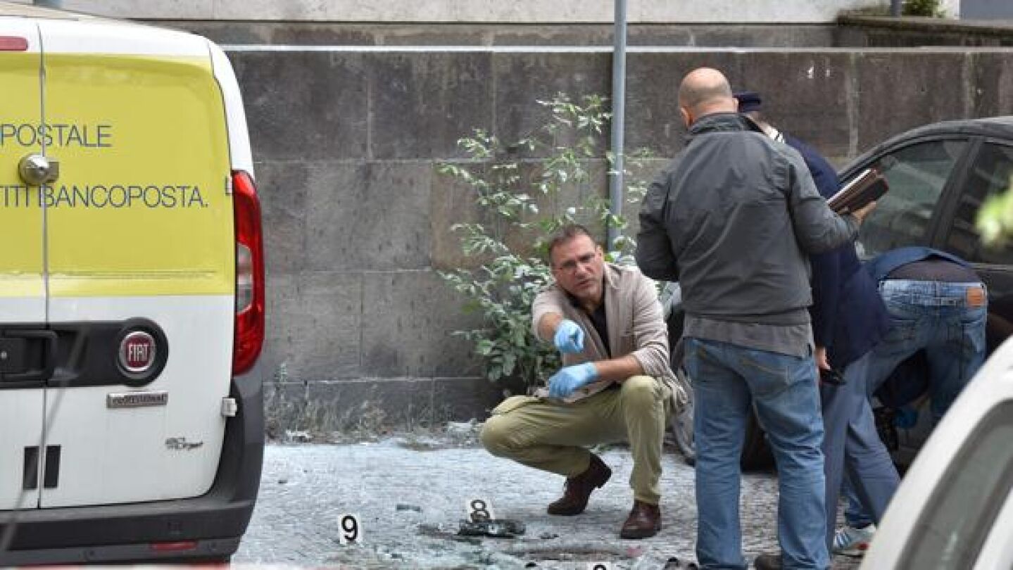 La Polic&iacute;a cient&iacute;fica trabaja en el lugar de la explosi&oacute;n