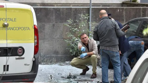 La Policía científica trabaja en el lugar de la explosión La Policía científica trabaja en el lugar de la explosión
