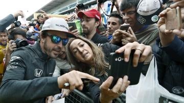 Fernando Alonso con sus fans en Montmeló