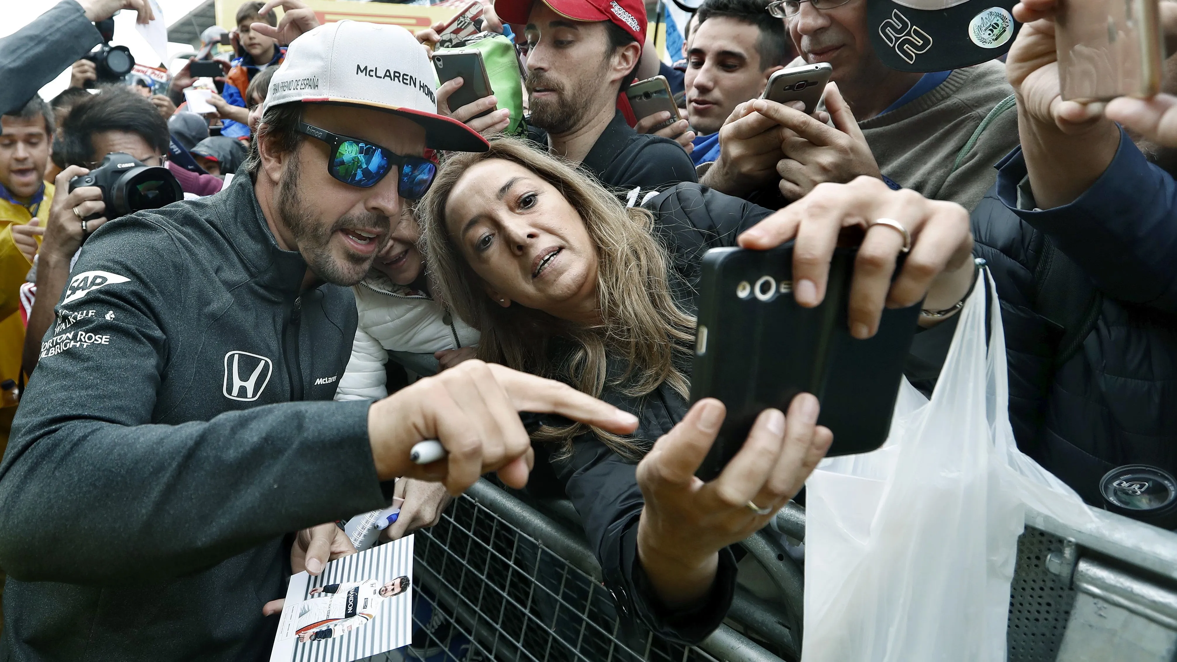 Fernando Alonso con sus fans en Montmeló