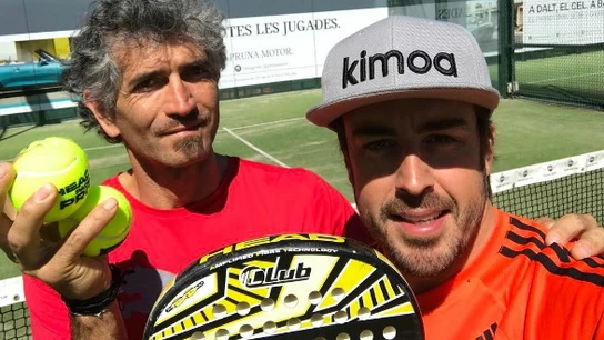 Alonso, jugando al pádel Alonso, jugando al pádel