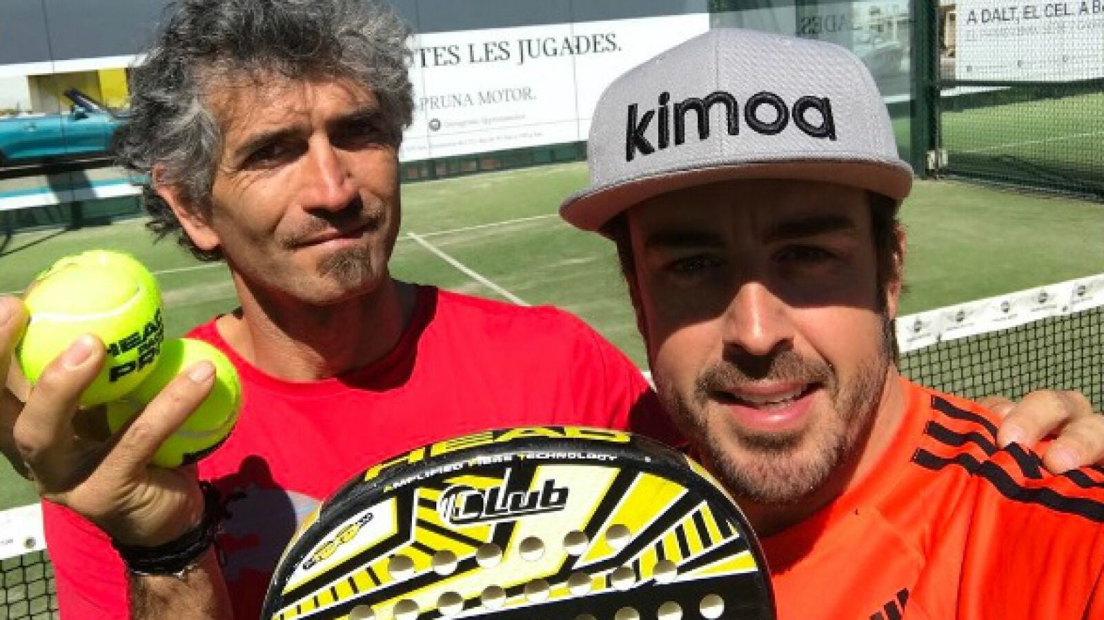 Alonso, jugando al p&aacute;del