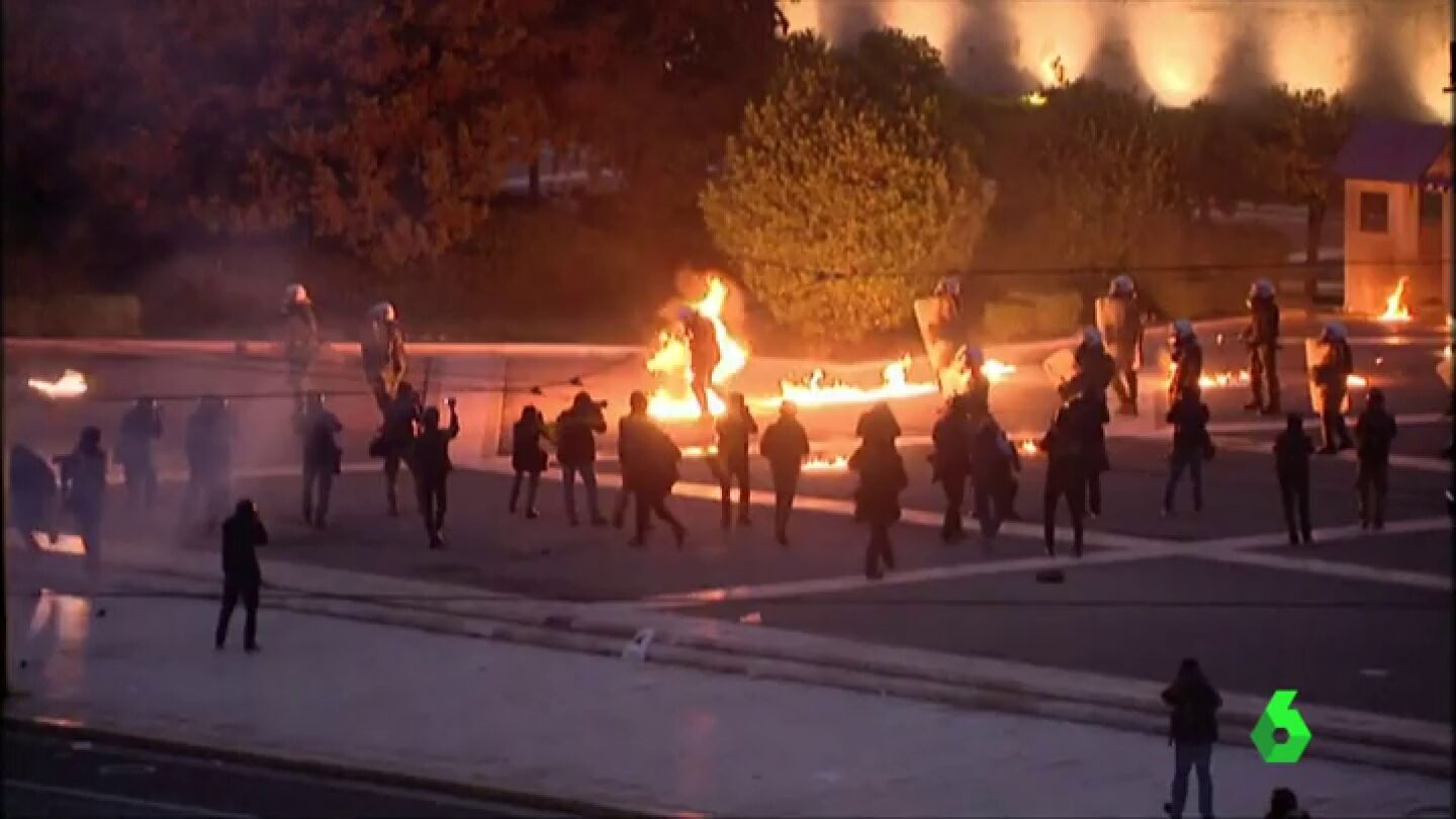 Frame 9.966043 de: Lluvia de c&oacute;cteles molotov contra la Polic&iacute;a griega en el segundo d&iacute;a de huelga general