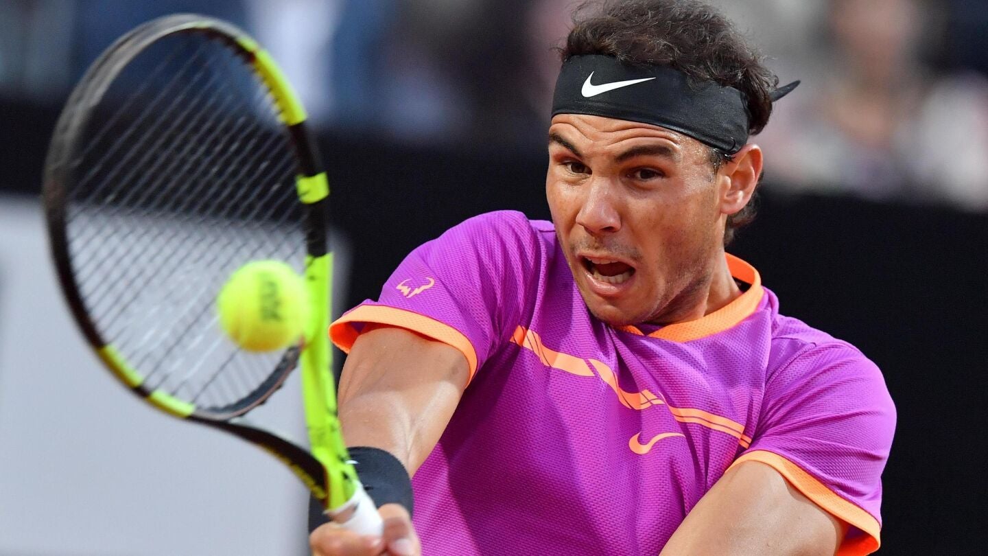 Rafa Nadal devuelve la bola a su rival
