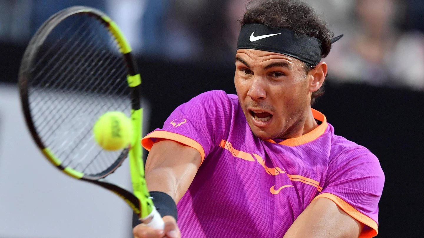 Rafa Nadal devuelve la bola a su rival Rafa Nadal devuelve la bola a su rival