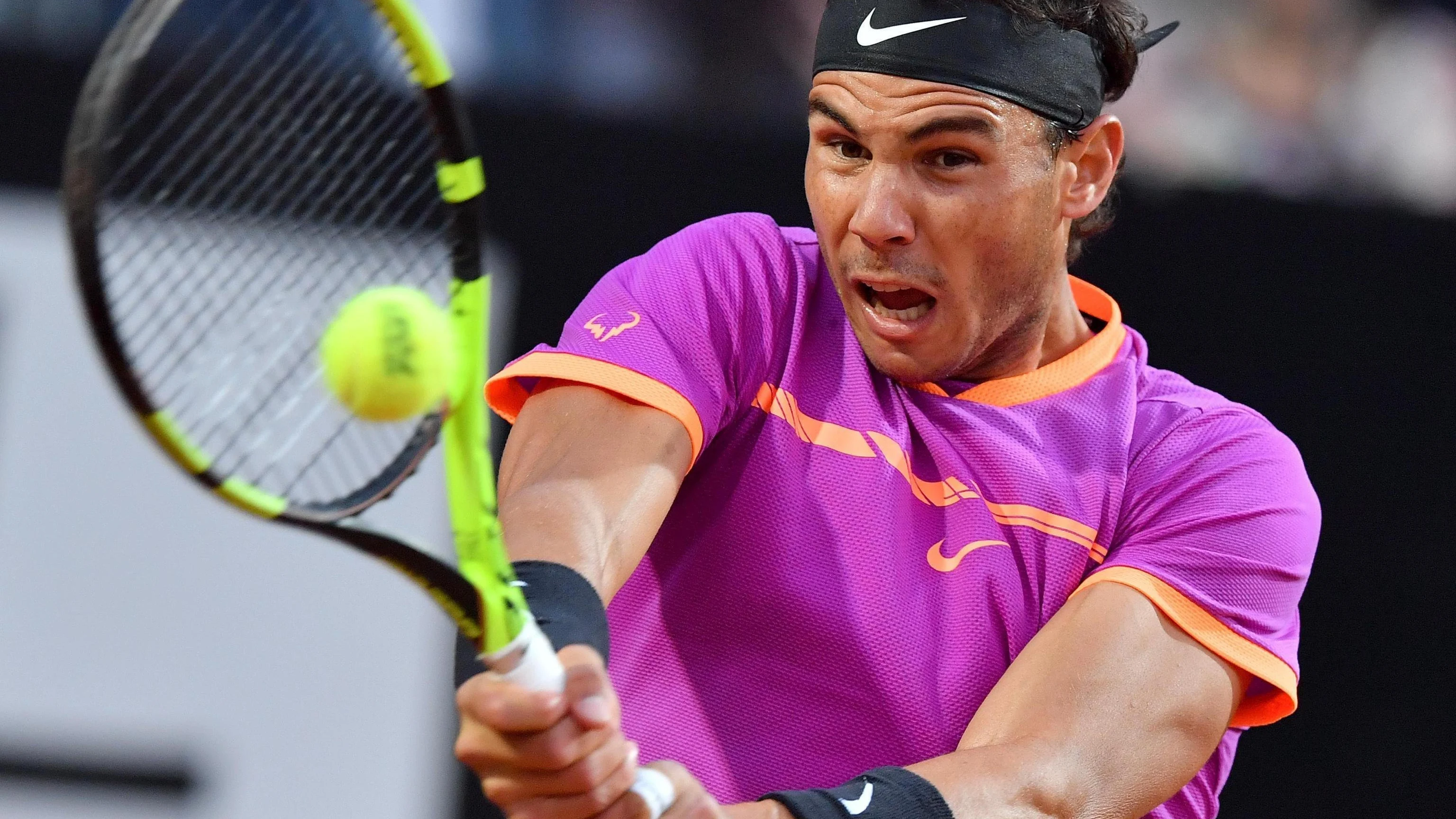 Rafa Nadal devuelve la bola a su rival