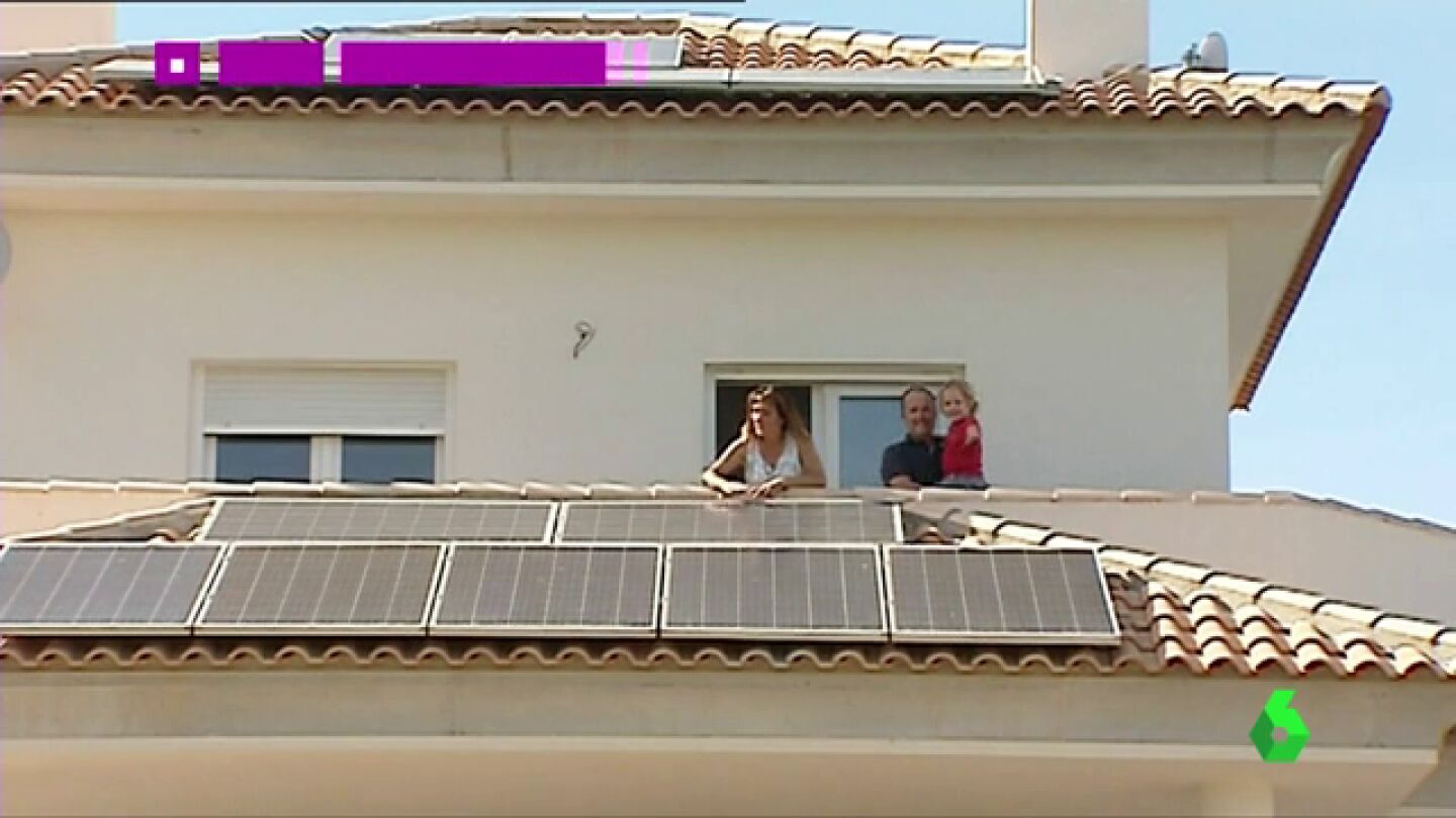 Frame 8.583316 de: La vida sin facturas de la luz de Mar&iacute;a y Santiago gracias a sus placas solares: no pagan nada por usar todos los electrodom&eacute;sticos