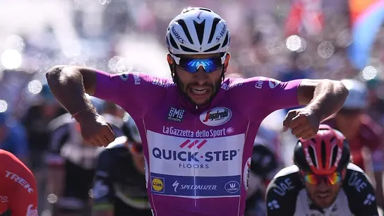 Fernando Gaviria celebra su cuarta victoria en el Giro Fernando Gaviria celebra su cuarta victoria en el Giro