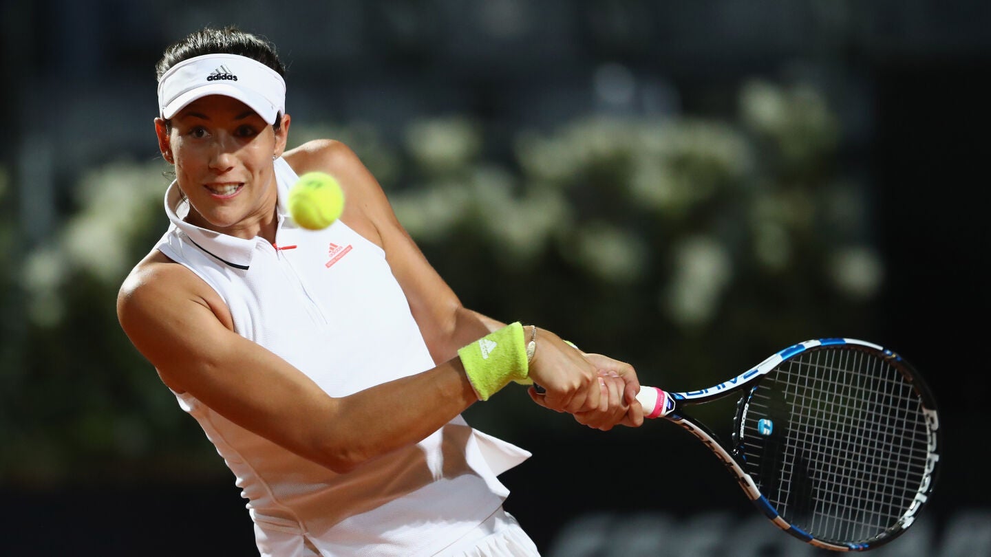 Garbi&ntilde;e Muguruza contesta al rival durante un partido