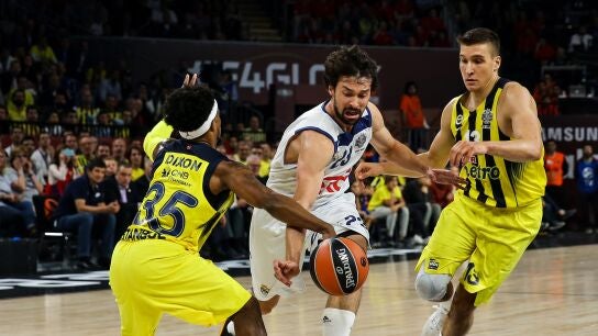 Llull intenta no perder el bal&oacute;n ante la defensa de Fenerbah&ccedil;e