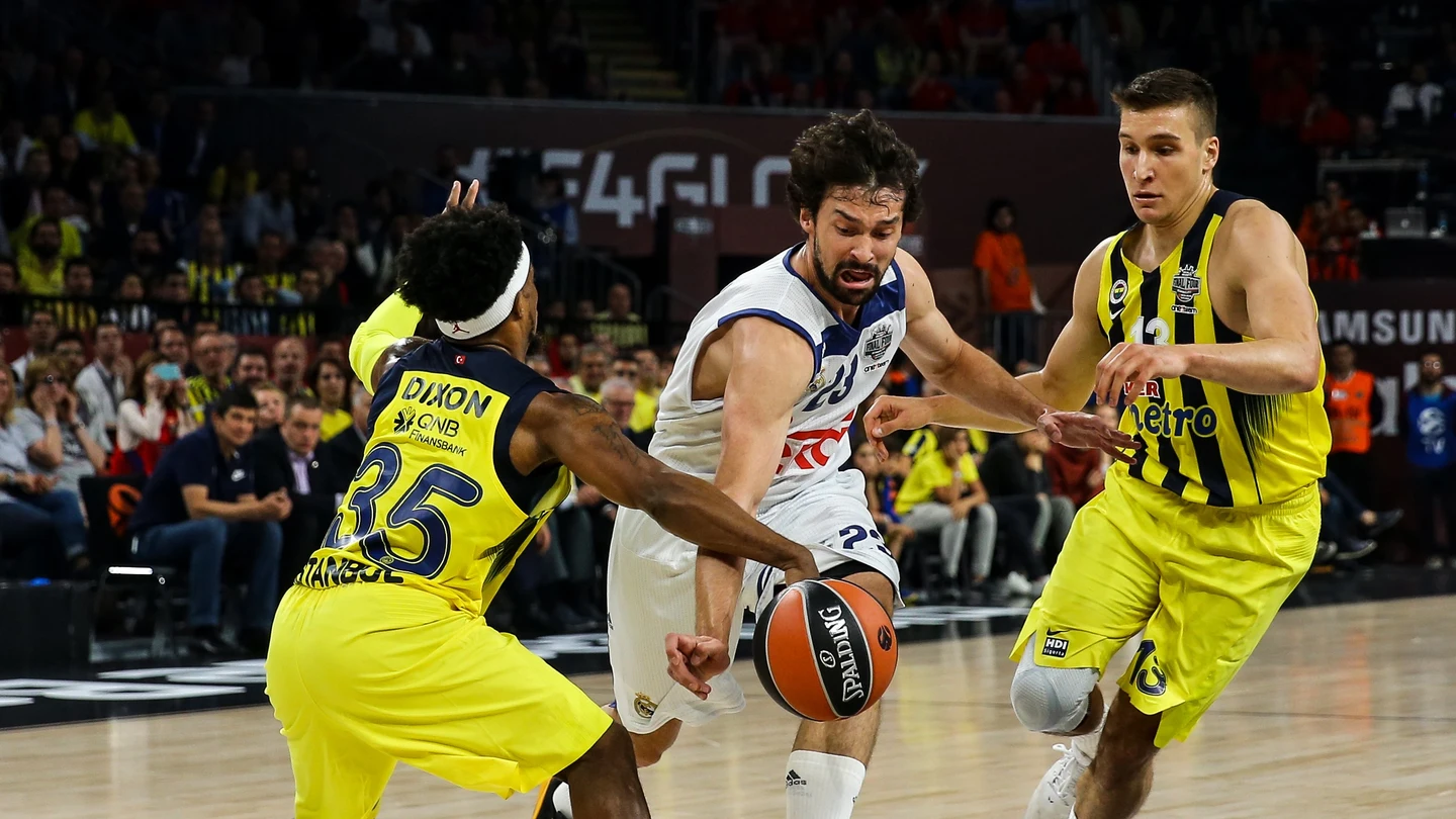 Llull intenta no perder el balón ante la defensa de Fenerbahçe Llull intenta no perder el balón ante la defensa de Fenerbahçe