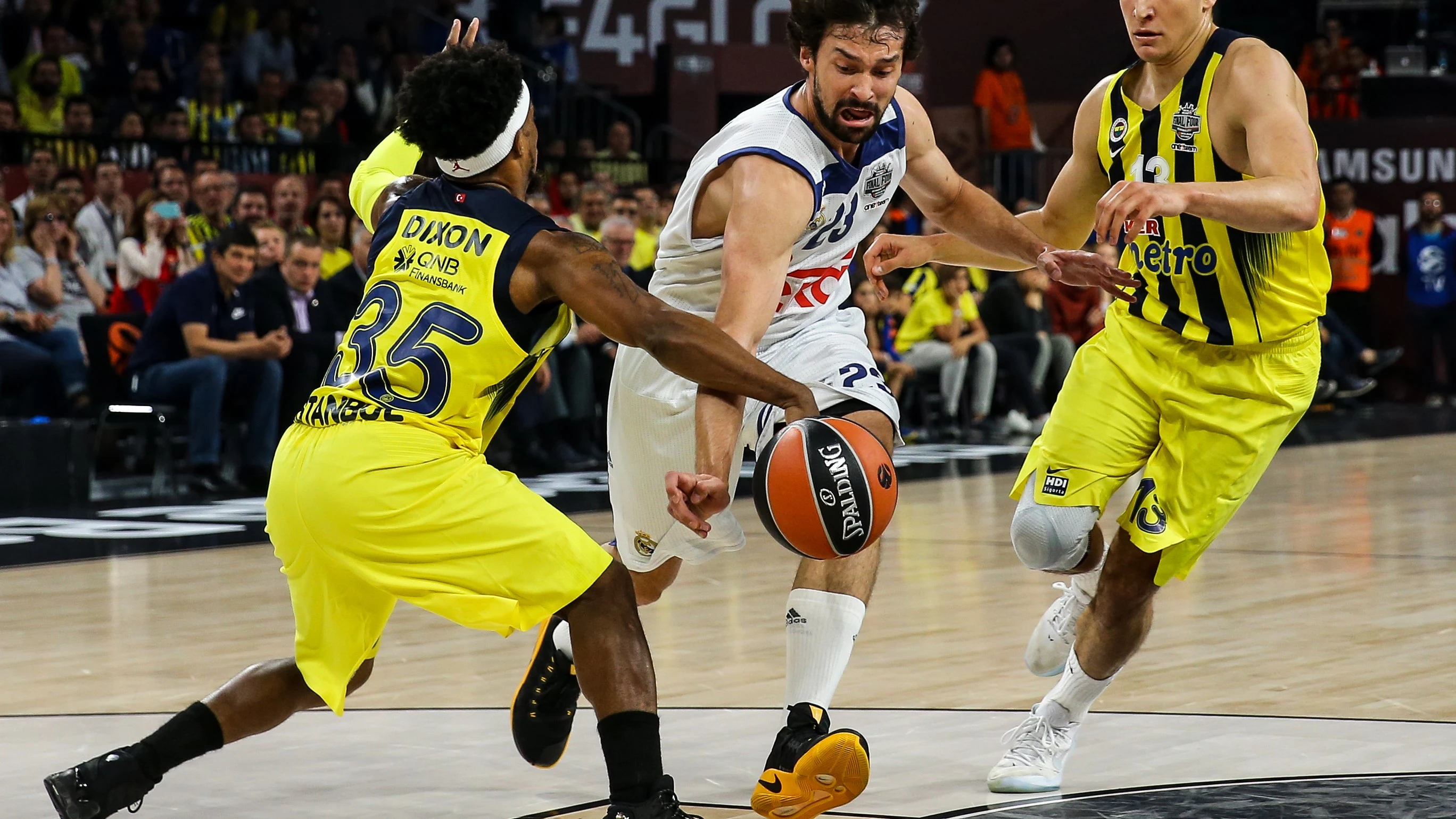 Llull intenta no perder el balón ante la defensa de Fenerbahçe