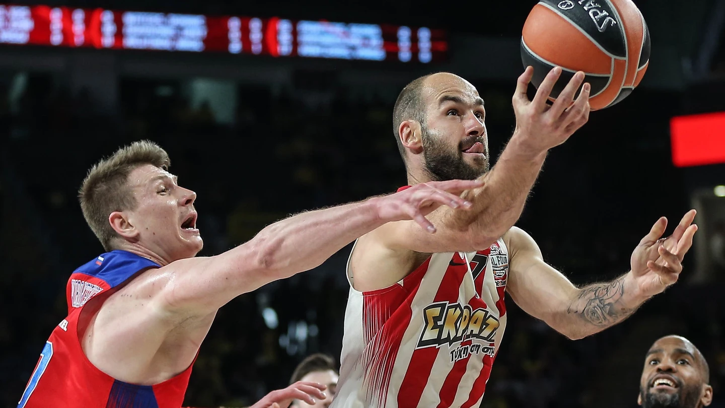 Spanoulis penetra a canasta ante el CSKA Spanoulis penetra a canasta ante el CSKA