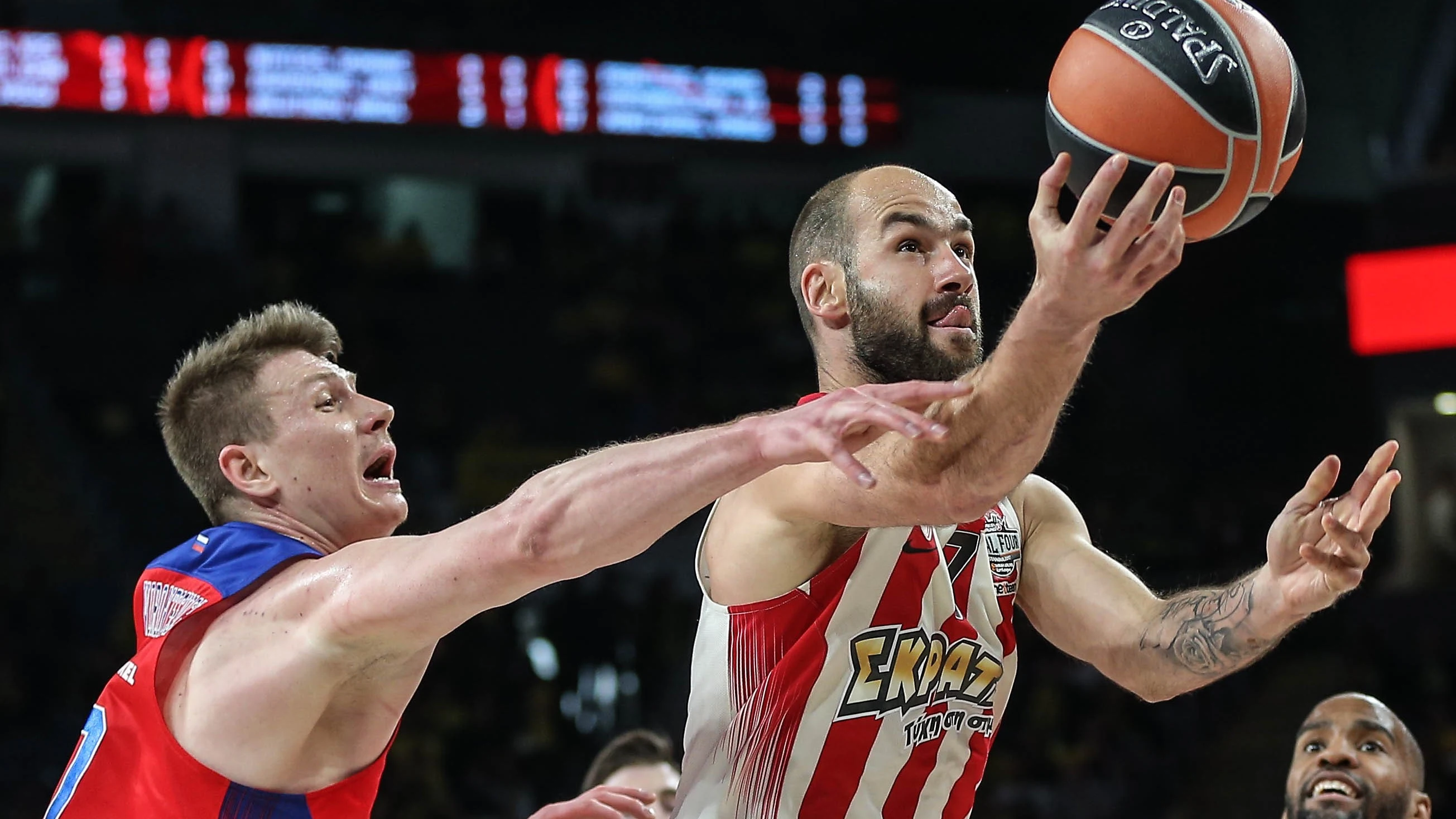 Spanoulis penetra a canasta ante el CSKA Spanoulis penetra a canasta ante el CSKA