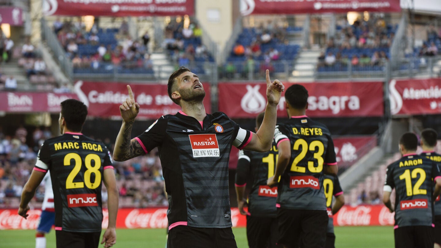 Leo Baptista se&ntilde;ala al cielo para celebrar un gol con el Espanyol