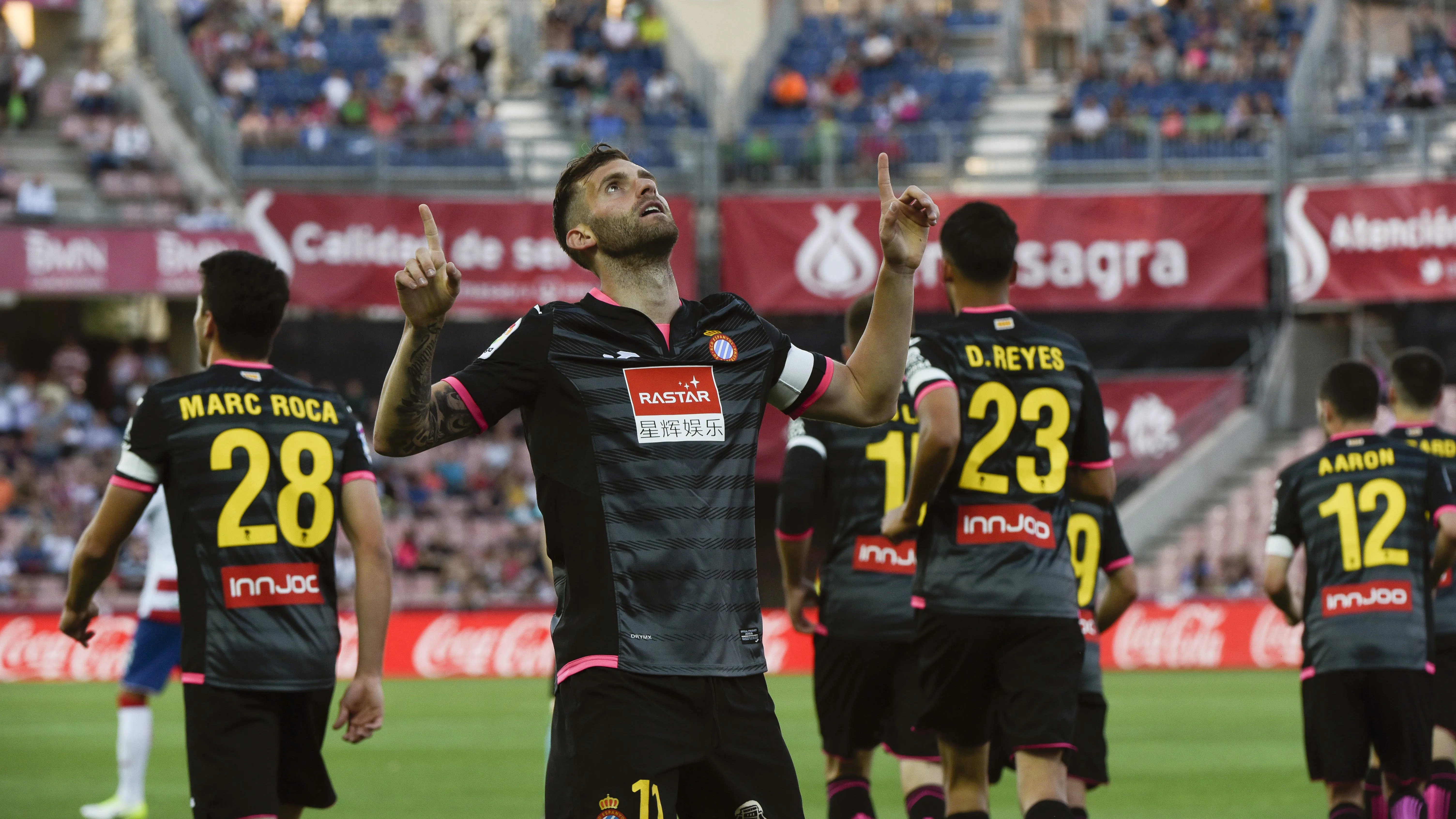 Leo Baptista señala al cielo para celebrar un gol con el Espanyol