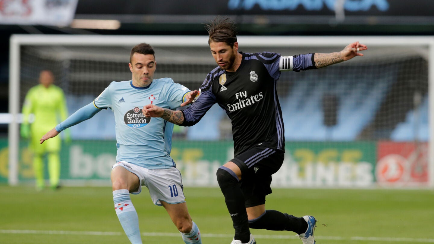 Iago Aspas pelea por un bal&oacute;n con Sergio Ramos