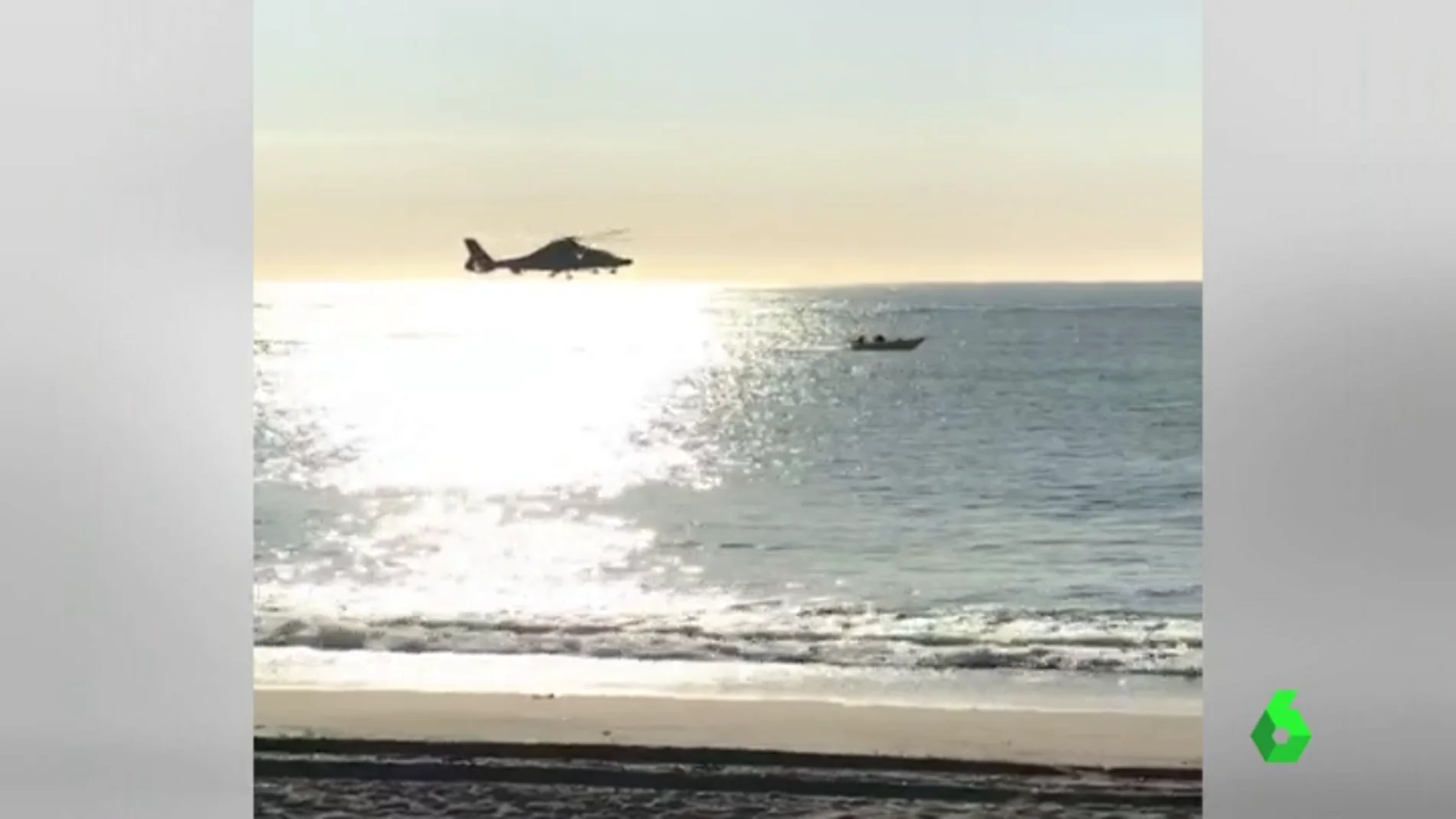 Espectacular persecución de un helicóptero de vigilancia aduanera a una lancha cargada de hachís en Cádiz