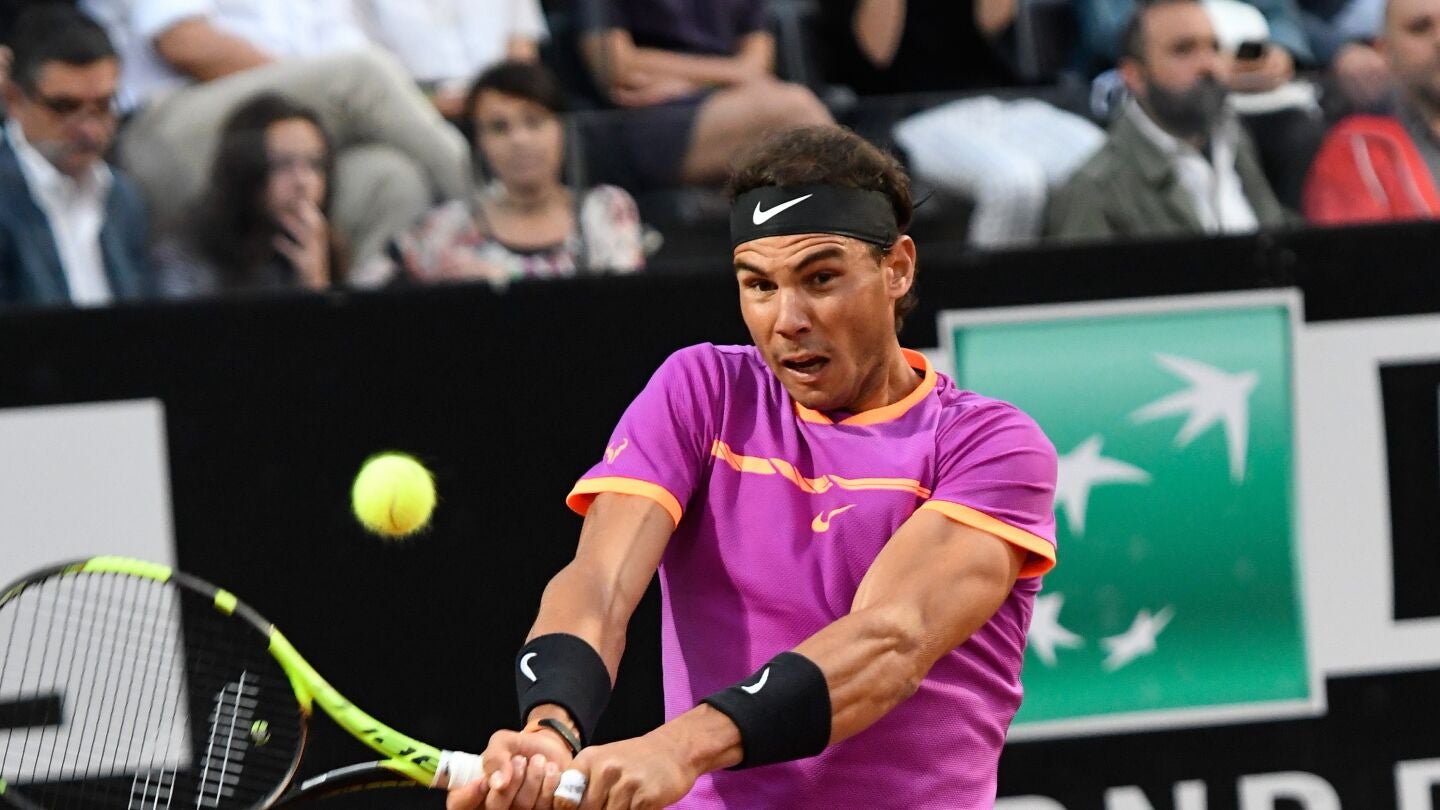 Nadal devuelve la bola a su rival durante un partido
