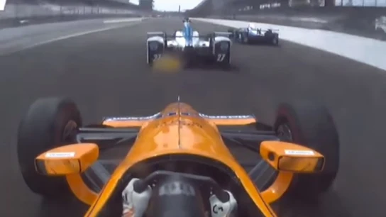 Fernando Alonso adelanta a dos coches en el óvalo de Indianápolis Fernando Alonso adelanta a dos coches en el óvalo de Indianápolis