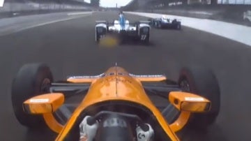 Fernando Alonso adelanta a dos coches en el óvalo de Indianápolis