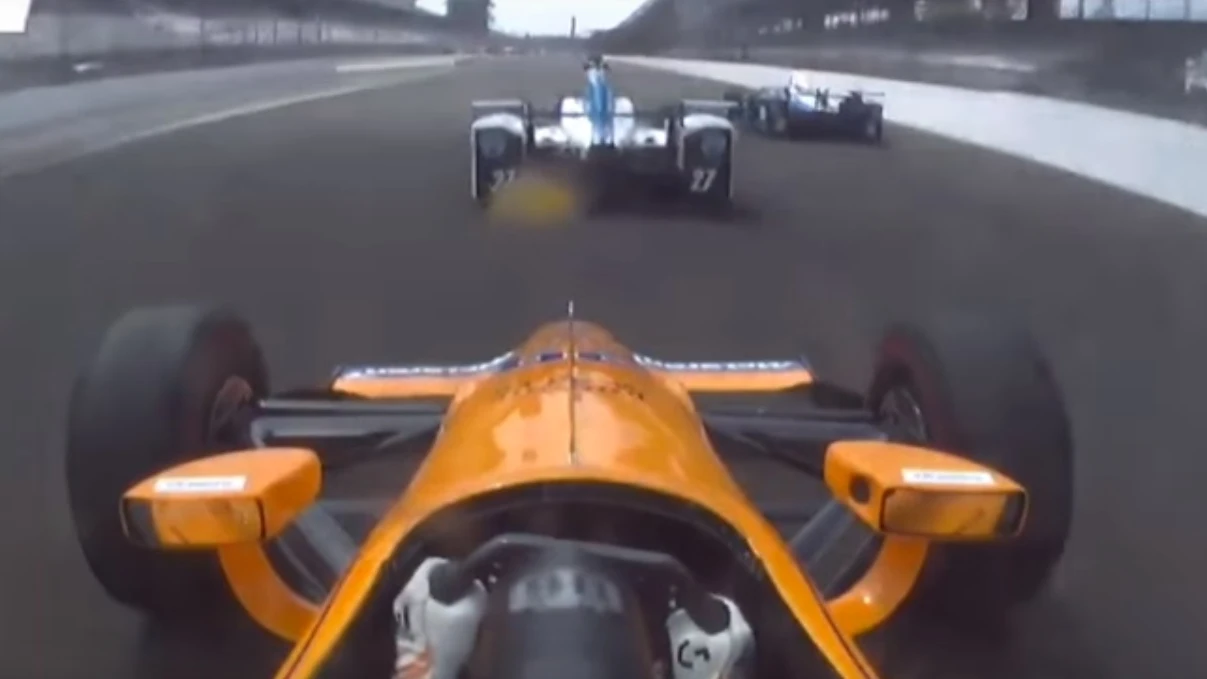 Fernando Alonso adelanta a dos coches en el óvalo de Indianápolis